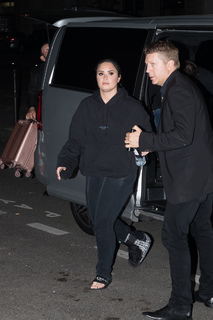 Demi Lovato feet photo thumbnail