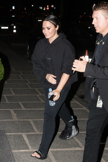 Demi Lovato feet photo thumbnail