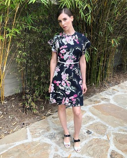 Alison Brie feet photo thumbnail