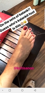 Kriti Sanon feet photo thumbnail