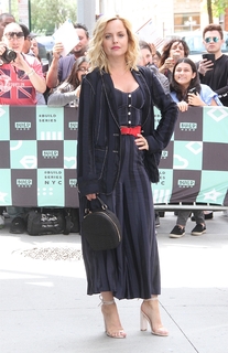 Mena Suvari feet photo thumbnail