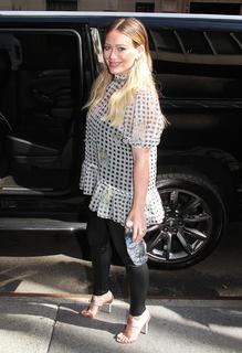 Hilary Duff feet photo thumbnail