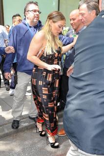 Hilary Duff feet photo thumbnail
