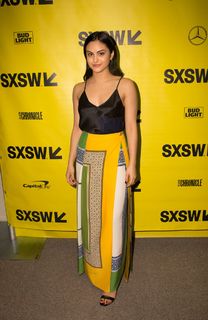 Camila Mendes feet photo thumbnail