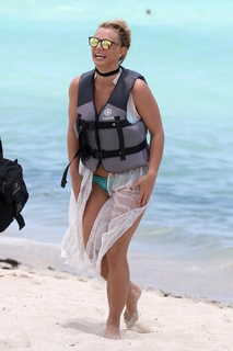 Britney Spears feet photo thumbnail