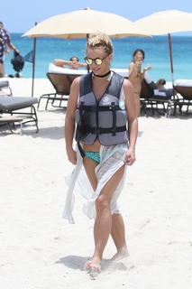 Britney Spears feet photo thumbnail