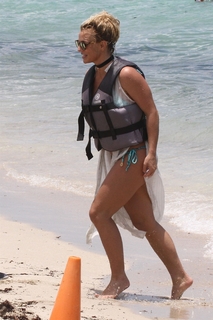 Britney Spears feet photo thumbnail