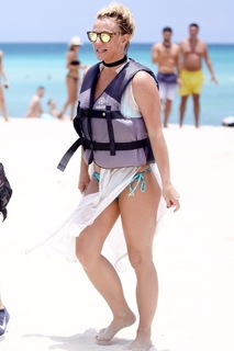 Britney Spears feet photo thumbnail