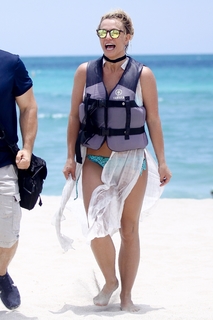 Britney Spears feet photo thumbnail