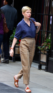 Michelle Williams feet photo thumbnail