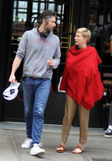 Michelle Williams feet photo thumbnail