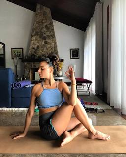 Isis Valverde feet photo thumbnail