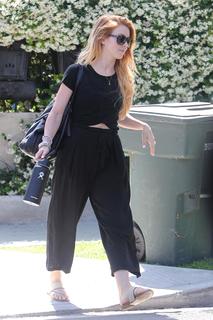 Julianne Hough feet photo thumbnail