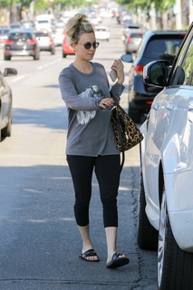 Kaley Cuoco feet photo thumbnail