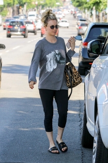 Kaley Cuoco feet photo thumbnail