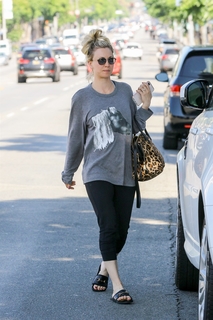 Kaley Cuoco feet photo thumbnail