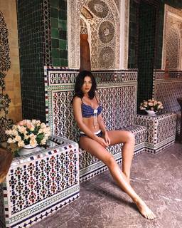 Amy Jackson feet photo thumbnail