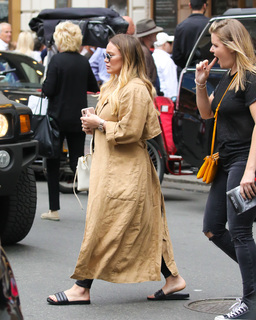 Hilary Duff feet photo thumbnail