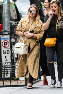 Hilary Duff feet photo thumbnail