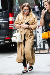 Hilary Duff feet photo thumbnail
