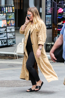 Hilary Duff feet photo thumbnail