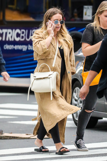 Hilary Duff feet photo thumbnail