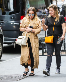 Hilary Duff feet photo thumbnail