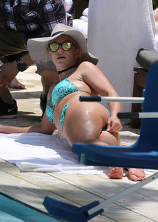 Britney Spears feet photo thumbnail