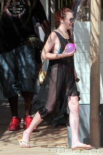 Lindsay Lohan feet photo thumbnail