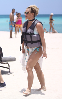 Britney Spears feet photo thumbnail