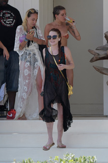 Lindsay Lohan feet photo thumbnail