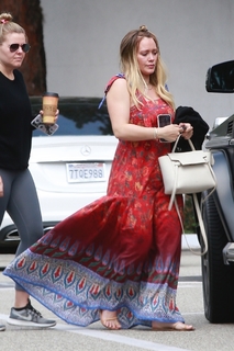 Hilary Duff feet photo thumbnail