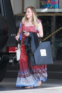 Hilary Duff feet photo thumbnail