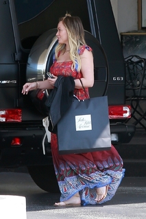 Hilary Duff feet photo thumbnail