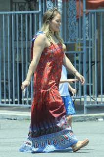 Hilary Duff feet photo thumbnail