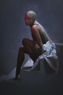 Ariana Grande feet photo thumbnail