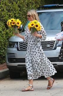 Molly Sims feet photo thumbnail