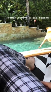 Kaley Cuoco feet photo thumbnail