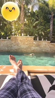 Kaley Cuoco feet photo thumbnail