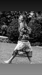 Isis Valverde feet photo thumbnail