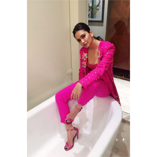 Kriti Kharbanda feet photo thumbnail