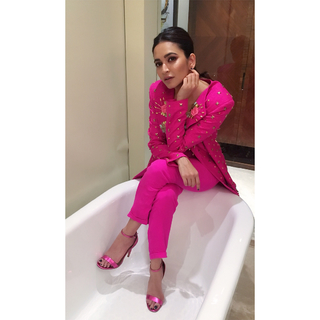 Kriti Kharbanda feet photo thumbnail