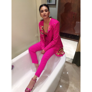 Kriti Kharbanda feet photo thumbnail