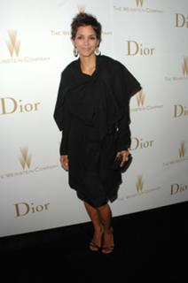 Halle Berry feet photo thumbnail