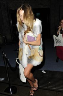 Rosie Huntington-Whiteley feet photo thumbnail