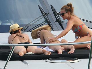 Elle Macpherson feet photo thumbnail