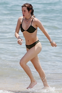 Bella Thorne feet photo thumbnail
