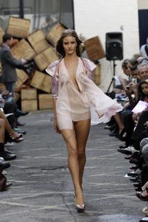 Rosie Huntington-Whiteley feet photo thumbnail