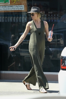 Charlize Theron feet photo thumbnail