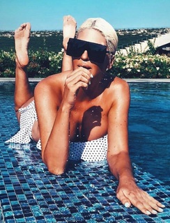 Jelena Karleusa feet photo thumbnail